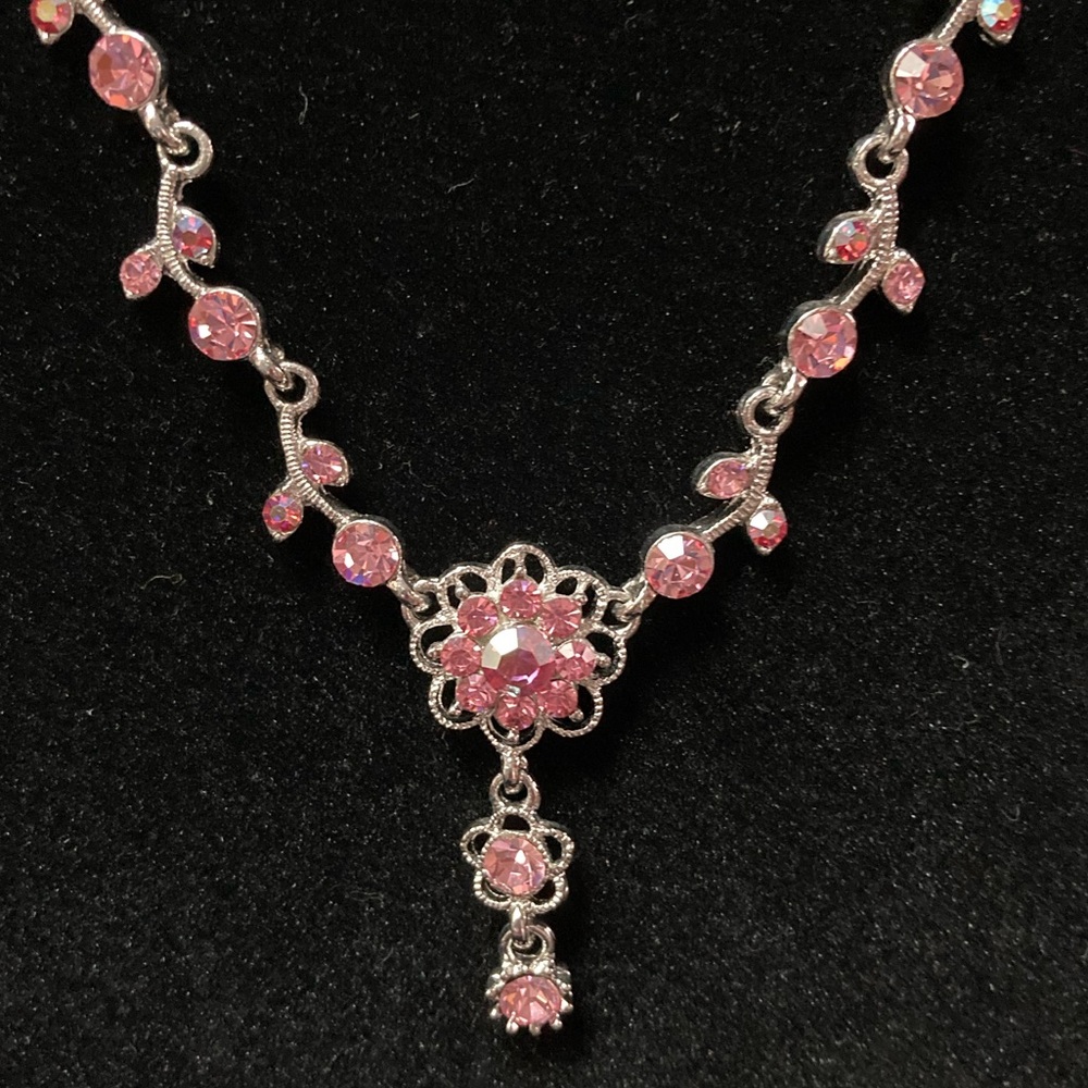 Pink Daisies necklace and earrings set. Silvertone basemetal. Pink faux crystal